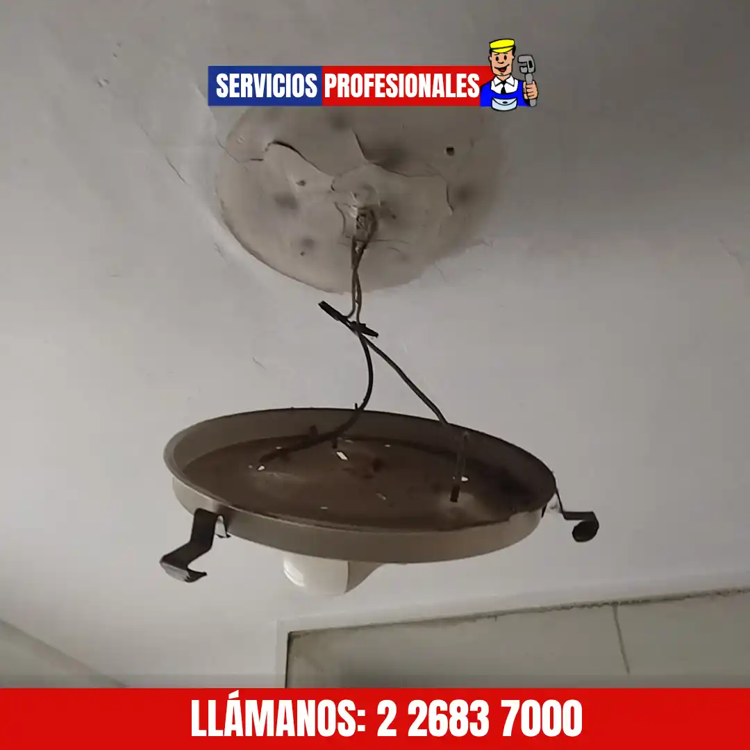 Iluminación en acceso peatonal donde se ubica el citófono