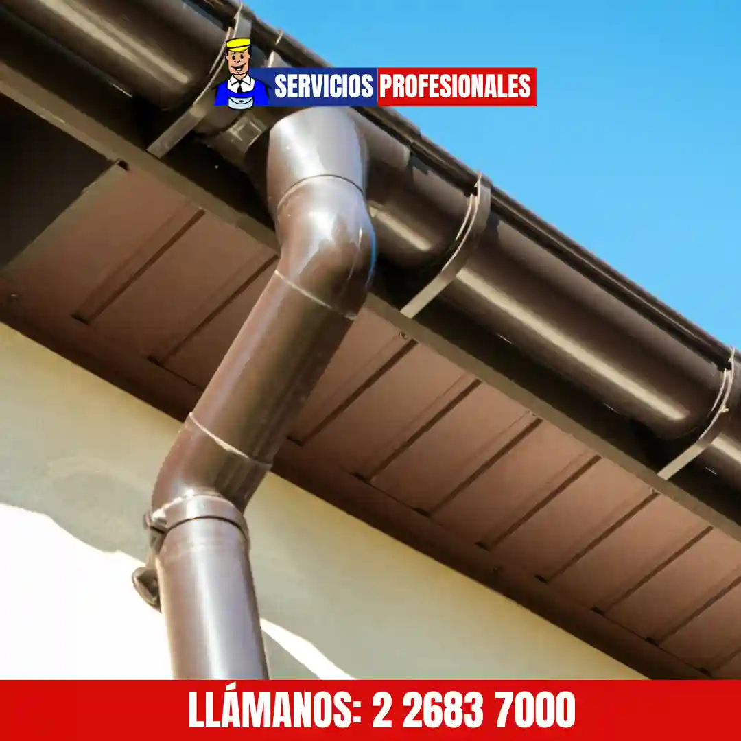 Instalación de canaletas de PVC en techo de vivienda