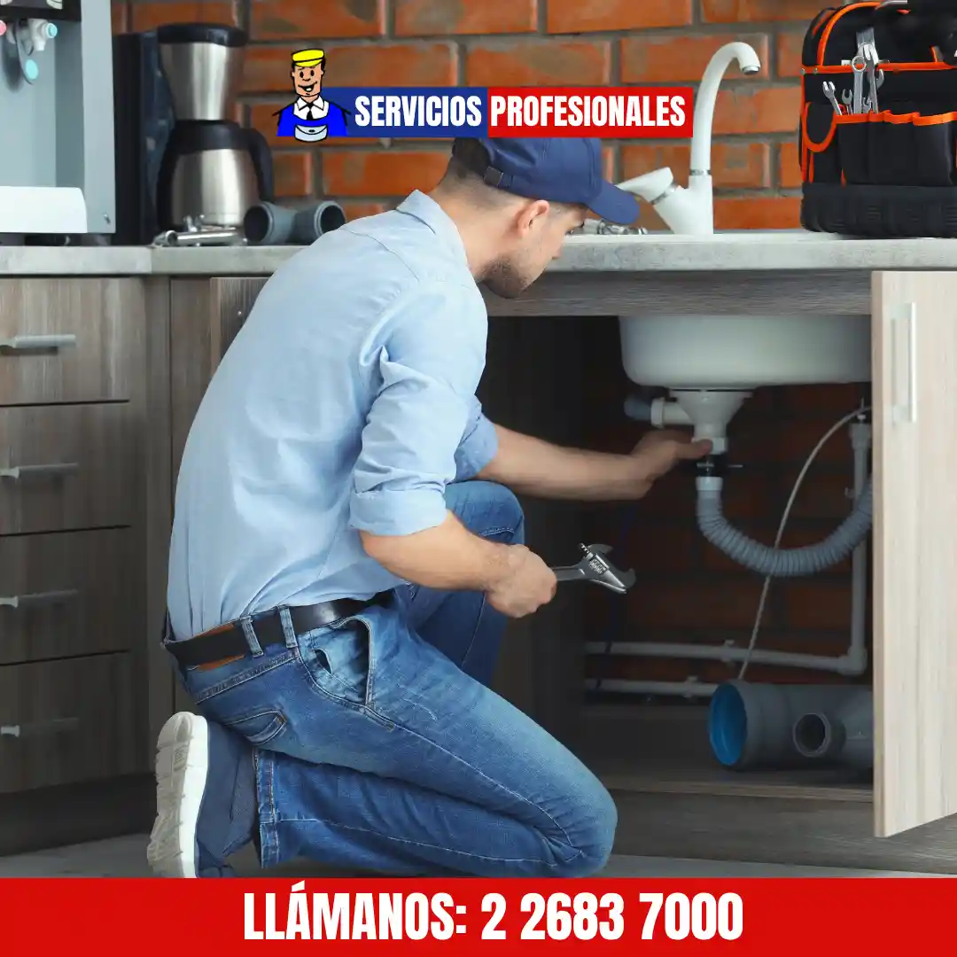 Gasfiter trabajando en reparación de cañerías en La Reina