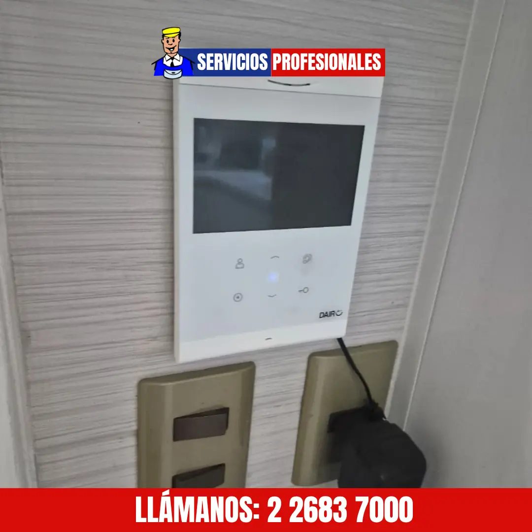 Panel de acceso y citófono en entrada de edificio
