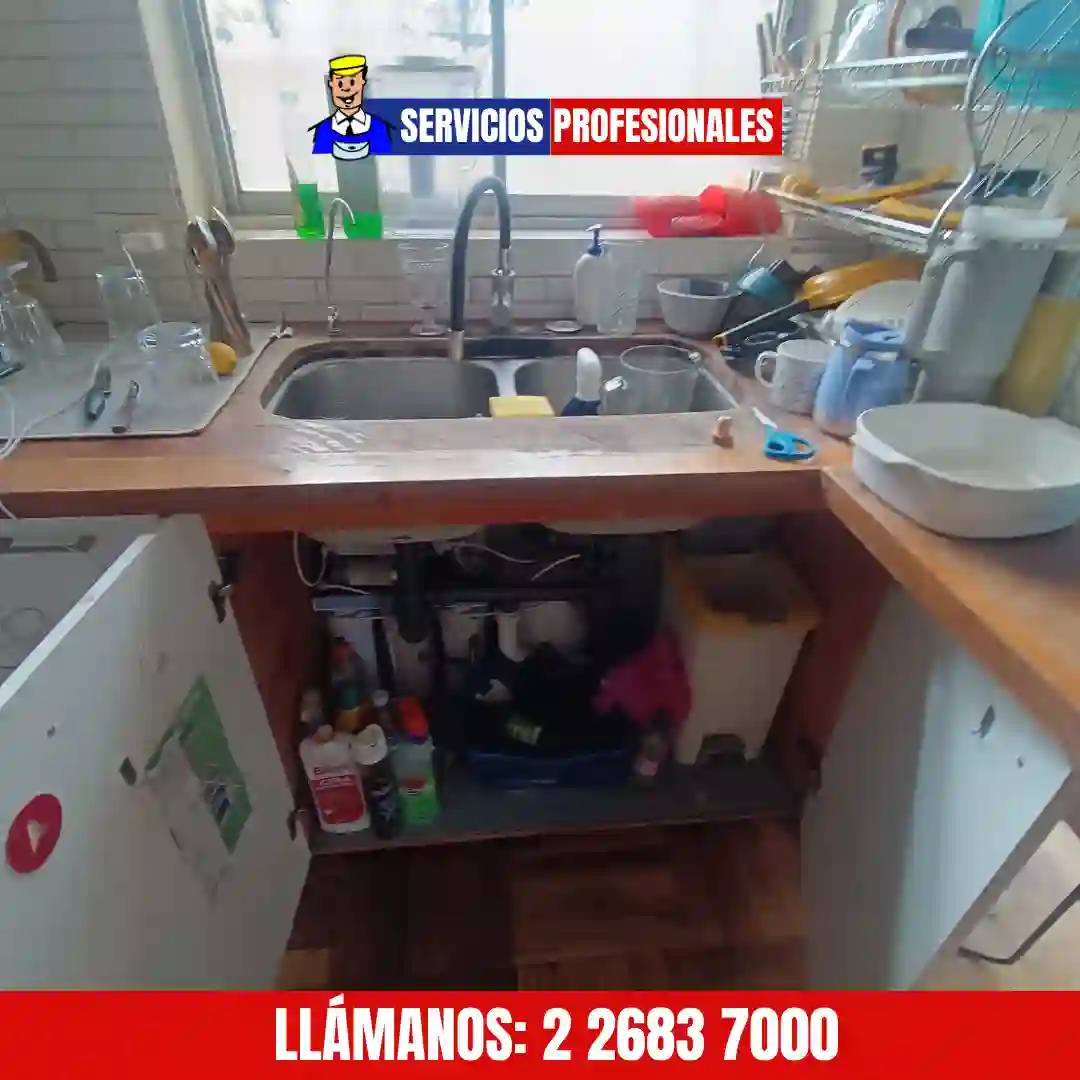 Técnico realizando destape de lavaplatos en cocina