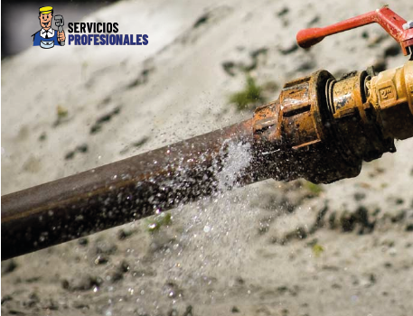 Técnico usando geófono para detectar fuga de agua bajo tierra