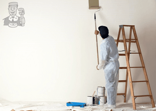 Maestro pintor aplicando pintura en pared interior