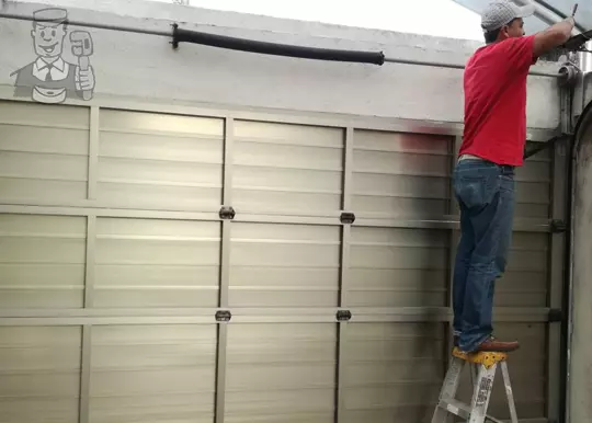 Técnico reparando motor de portón eléctrico corredizo
