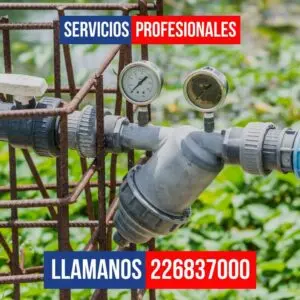Caja de válvulas de riego abierta para inspección