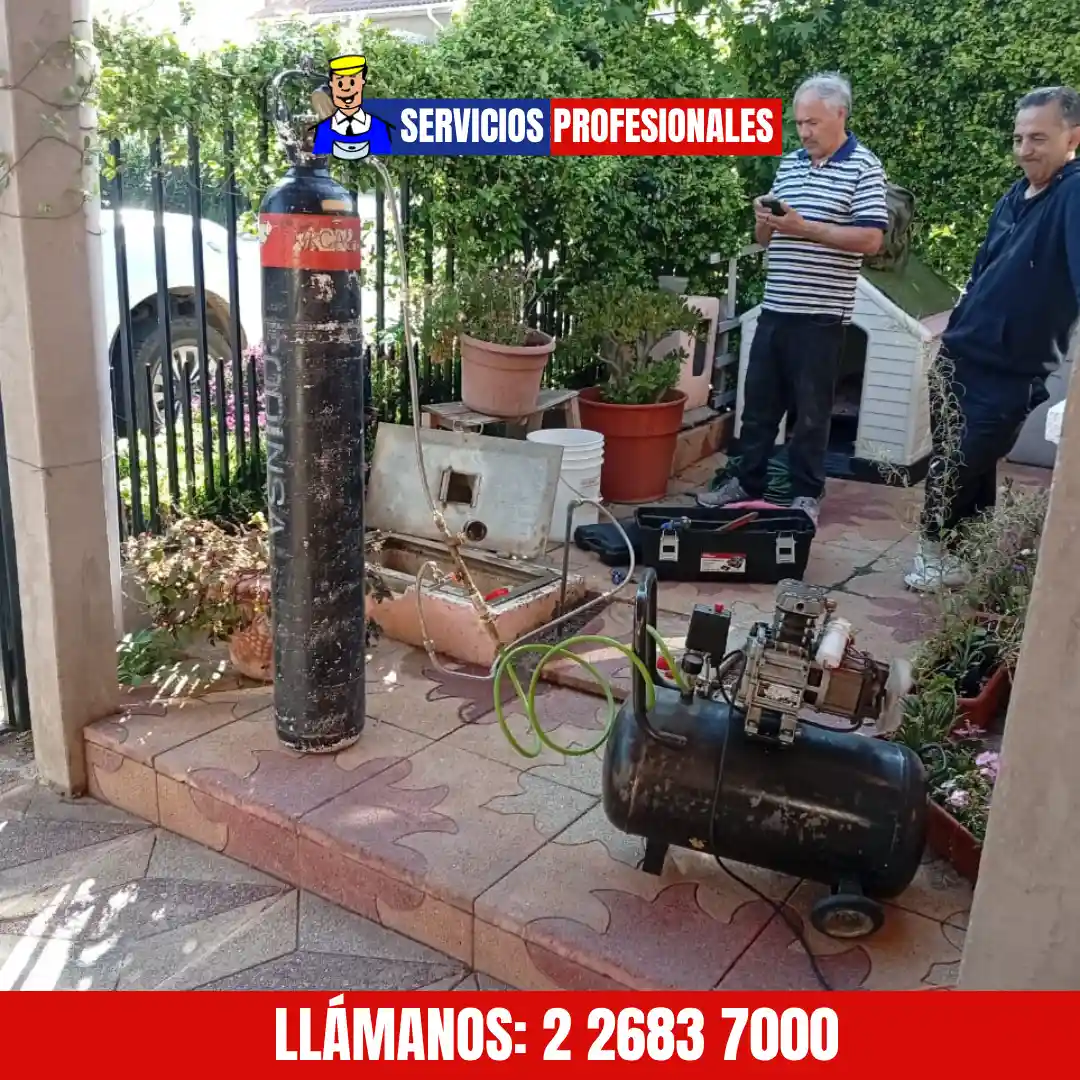 Técnico haciendo detección de fuga con gas trazador en casa