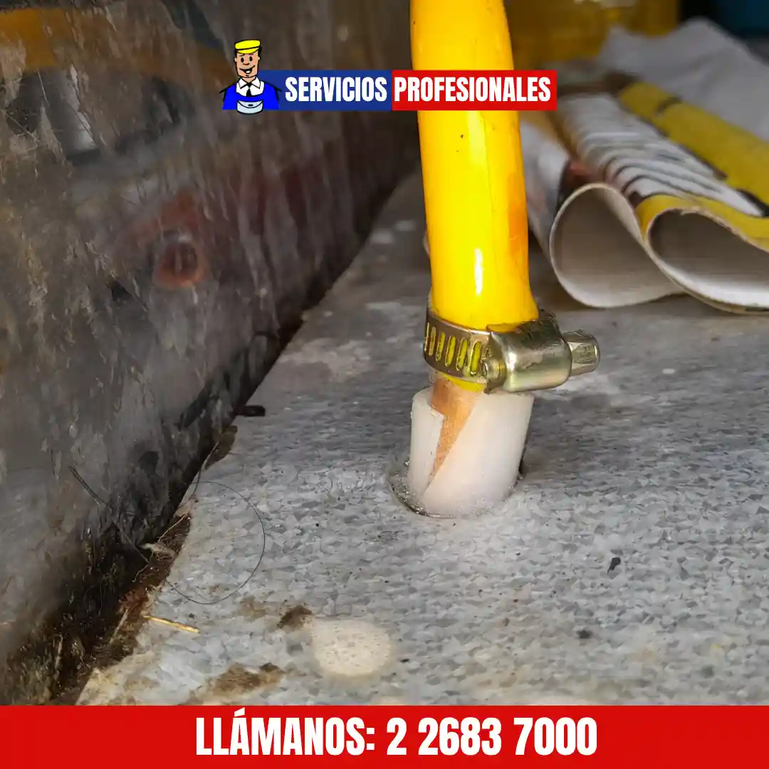 Técnico realizando detección de fuga de gas con equipo profesional en Santiago